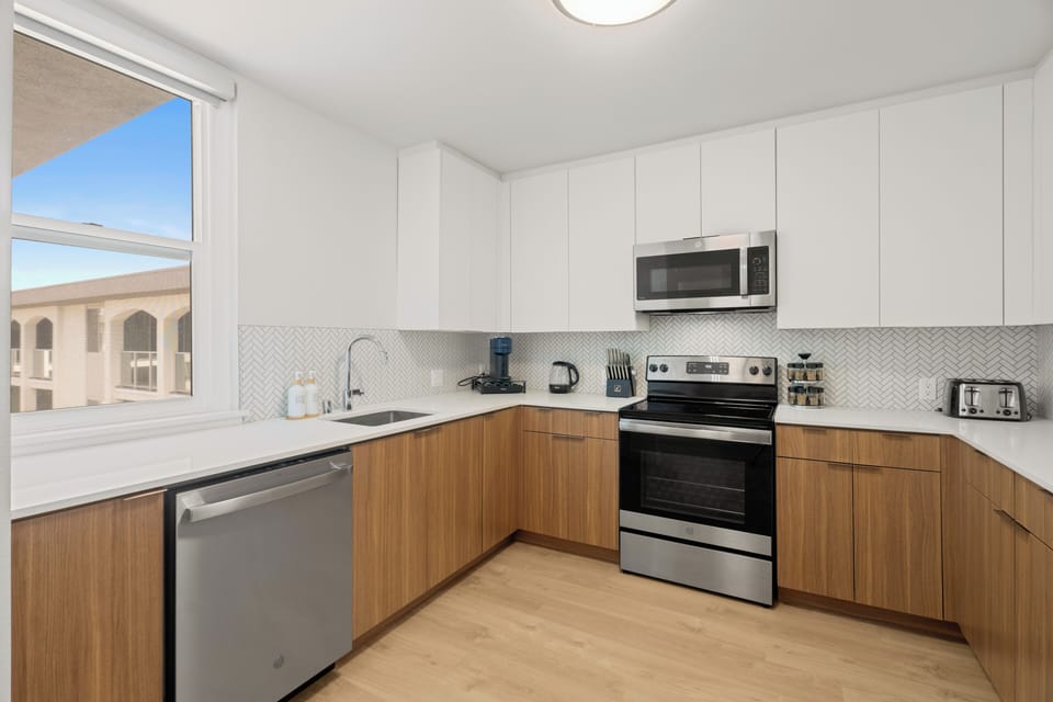 Modern kitchen is fully equipped for quick snacks or gourmet cooking.