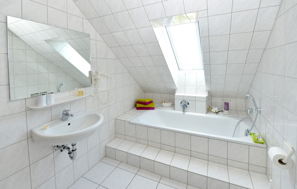 Comfort Double Room | Bathroom | Shower, rainfall showerhead, free toiletries, hair dryer