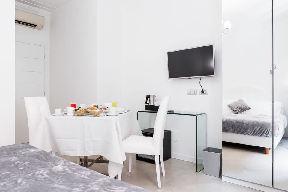 Superior Double Room | In-room dining