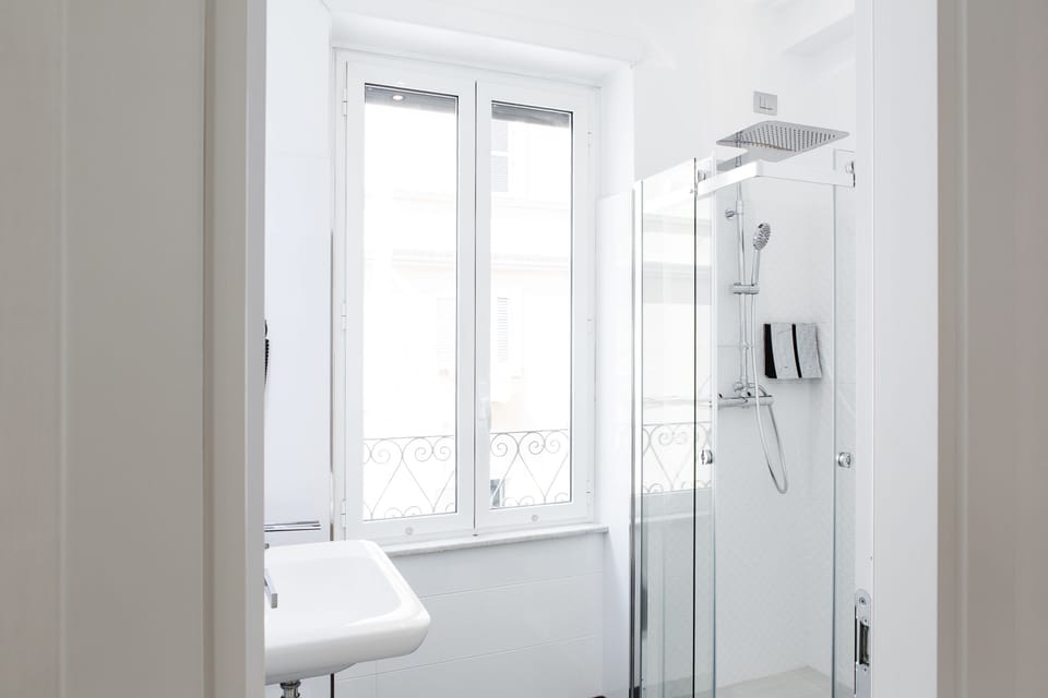 Family Room | Bathroom | Shower, rainfall showerhead, free toiletries, hair dryer