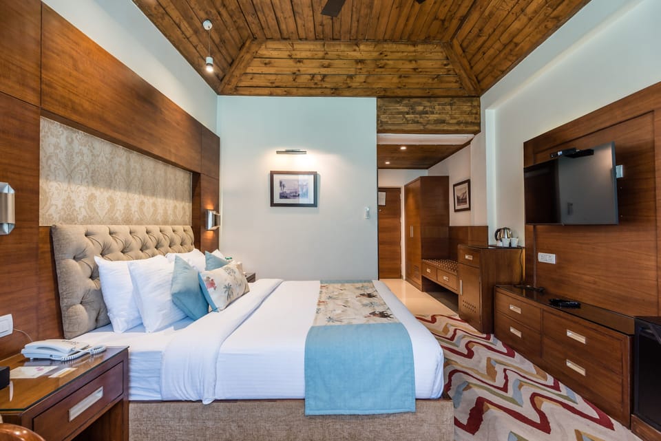 Luxury Room | Minibar, in-room safe, desk, iron/ironing board
