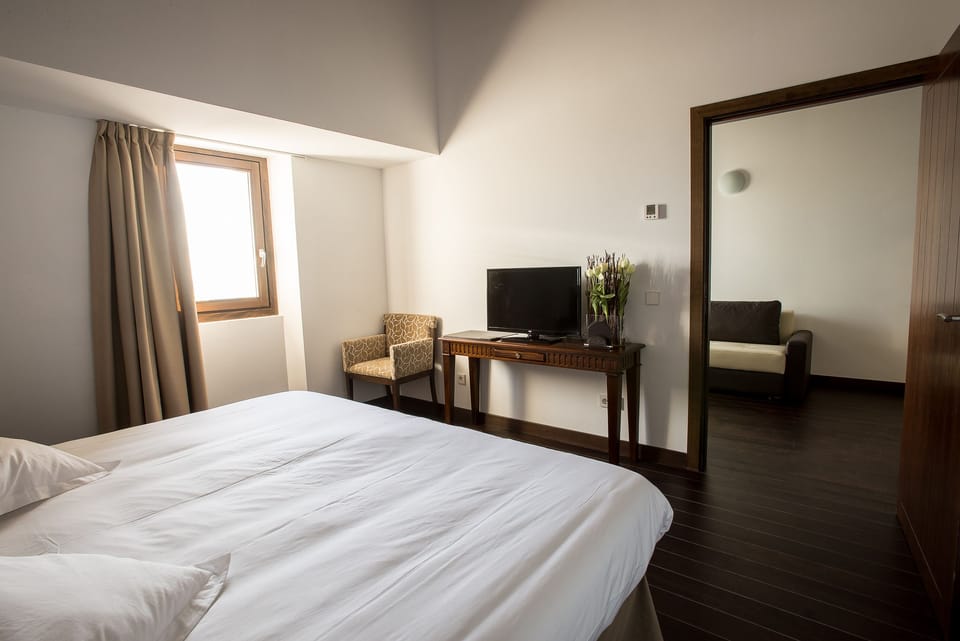Junior Suite | Minibar, in-room safe, desk, cribs (free)