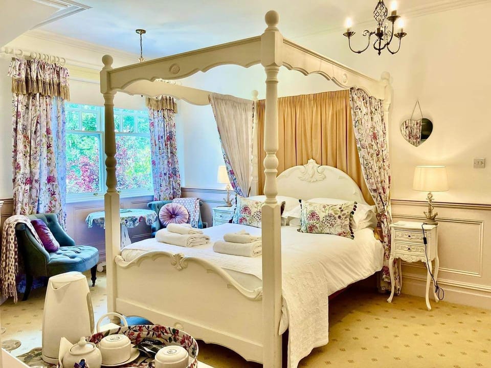 Suite (Victorian) | Hypo-allergenic bedding, Select Comfort beds, desk, blackout drapes