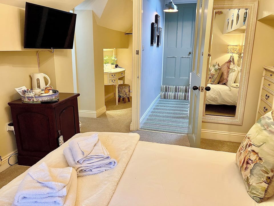 Standard Room, 1 King Bed | Hypo-allergenic bedding, Select Comfort beds, desk, blackout drapes