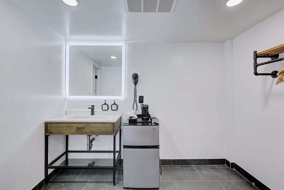 Standard Single Room, 1 King Bed, Non Smoking | Bathroom | Shower, free toiletries, hair dryer, towels