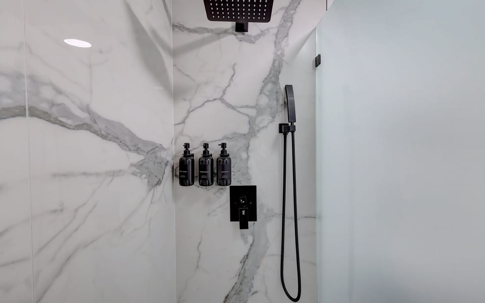 Superior Single Room, 1 King Bed, Non Smoking, City View | Bathroom | Shower, free toiletries, hair dryer, towels