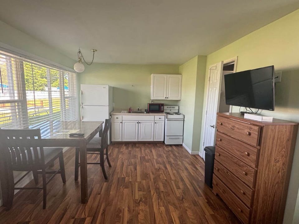 Studio Suite | Private kitchen | Microwave