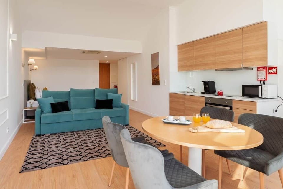 foto geral do apartamento com 40m2
balcao de cozinha totalmente equipada
mesa de refeições ou de trabalho