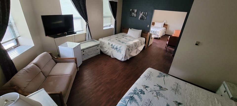 Family Room, Multiple Beds | Desk, WiFi (free), bed sheets