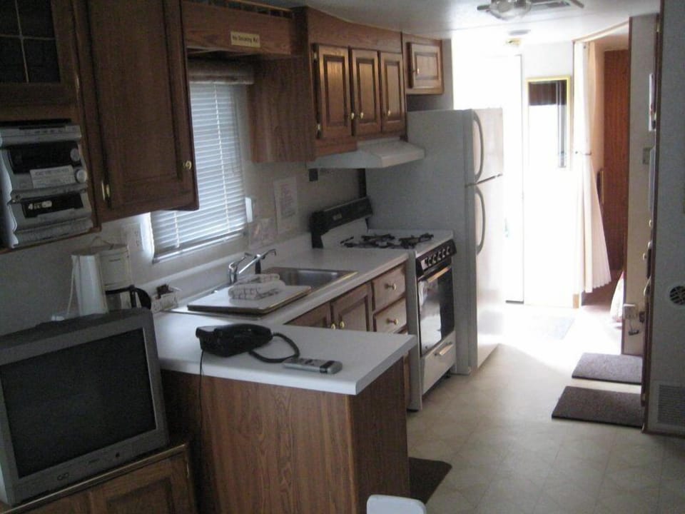 Coffee/tea maker, refrigerator (on request), microwave