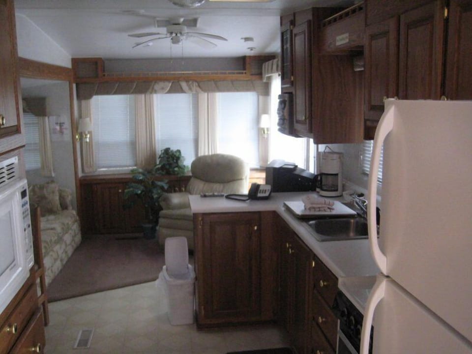 Coffee/tea maker, refrigerator (on request), microwave