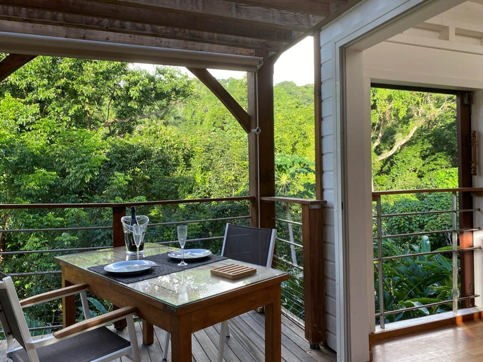 3-Salon-Exterieur-Cottages-Deshaies-Plage-Grande-Anse-Vacances-Guadeloupe-1
