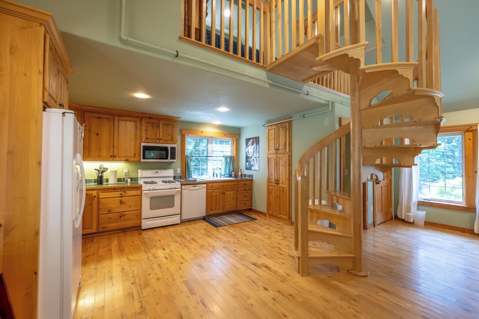 Forest Retreat Cabin | Private kitchen | Microwave, coffee/tea maker