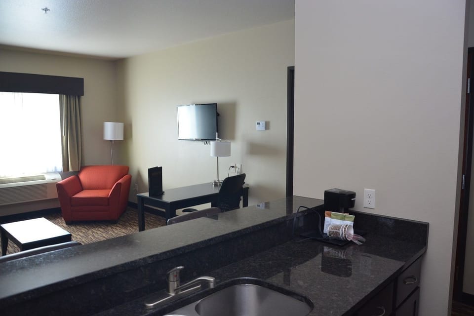 Luxury Suite, 1 Bedroom | Living room | 37-inch LCD TV with satellite channels, TV