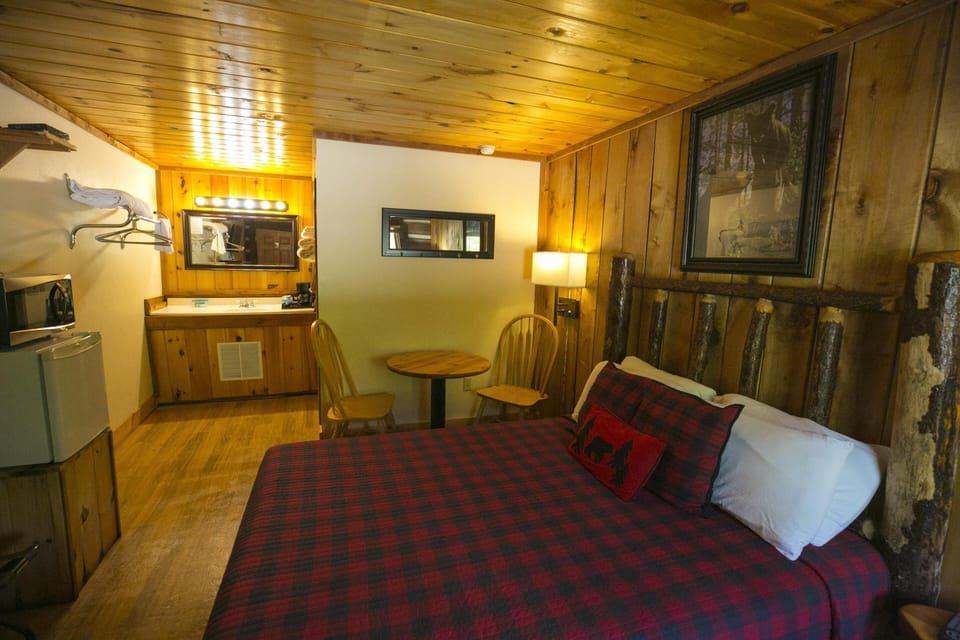 Room, 1 Queen Bed | Desk, bed sheets