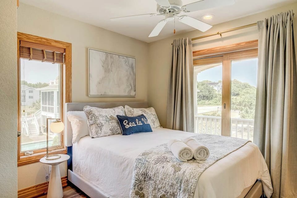 Mid-Level Queen Master Bedroom