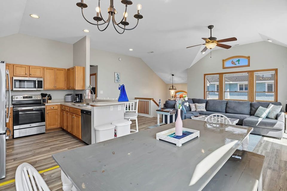 Top-Level Dining Room with Table (seats 8)
