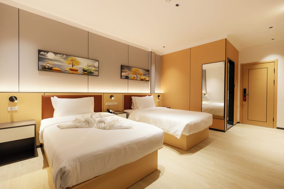 Deluxe Room, 2 Twin Beds | Minibar, in-room safe, free WiFi, bed sheets