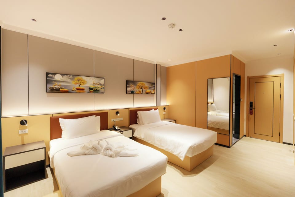 Minibar, in-room safe, free WiFi, bed sheets