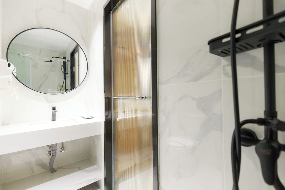 Shower, hair dryer, slippers, bidet