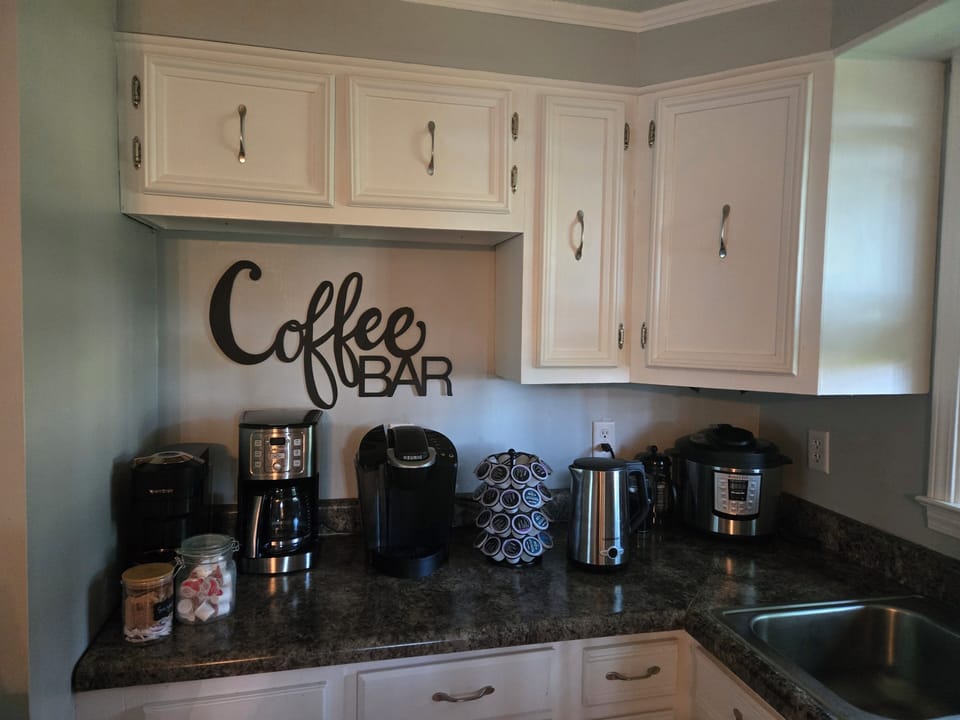 Keurig coffee machine with K-cups, electric tea kettle 