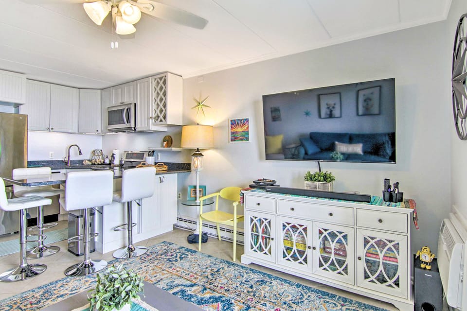Living Room | Smart TV w/ Complimentary Netflix & Hulu