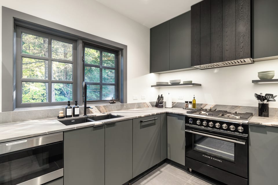 Kitchen - cook all your favorite meals with ease in this fully equipped kitchen with Fable dinnerware