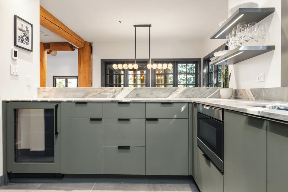 Kitchen - fully equipped kitchen with a separate wine fridge and bar seating