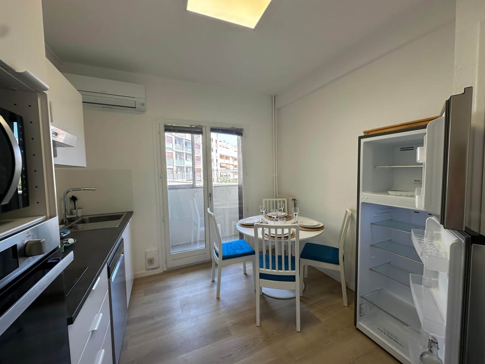 kitchen, microwave, oven, table, dishwasher, coffee machine, kettle, toaster, air conditioning