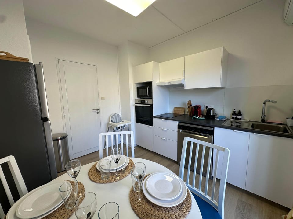 kitchen, microwave, oven, table, dishwasher, coffee machine, kettle, toaster, air conditioning