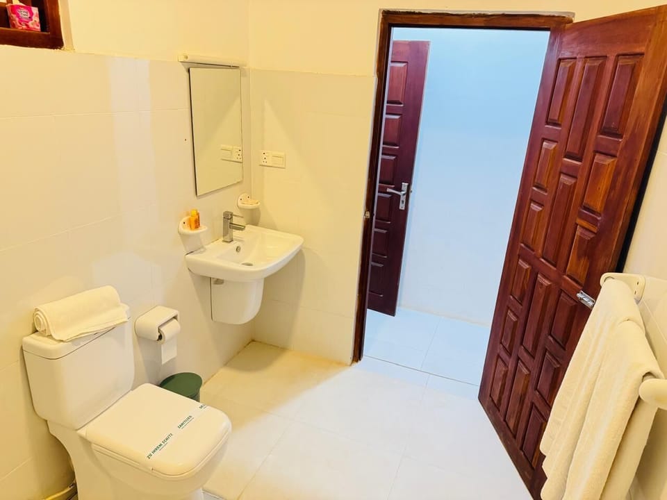 Deluxe Double Room, Garden View | Bathroom | Shower, towels, soap, shampoo
