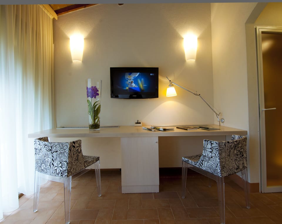 Deluxe Room, Private Bathroom, Garden View | Premium bedding, in-room safe, desk, laptop workspace