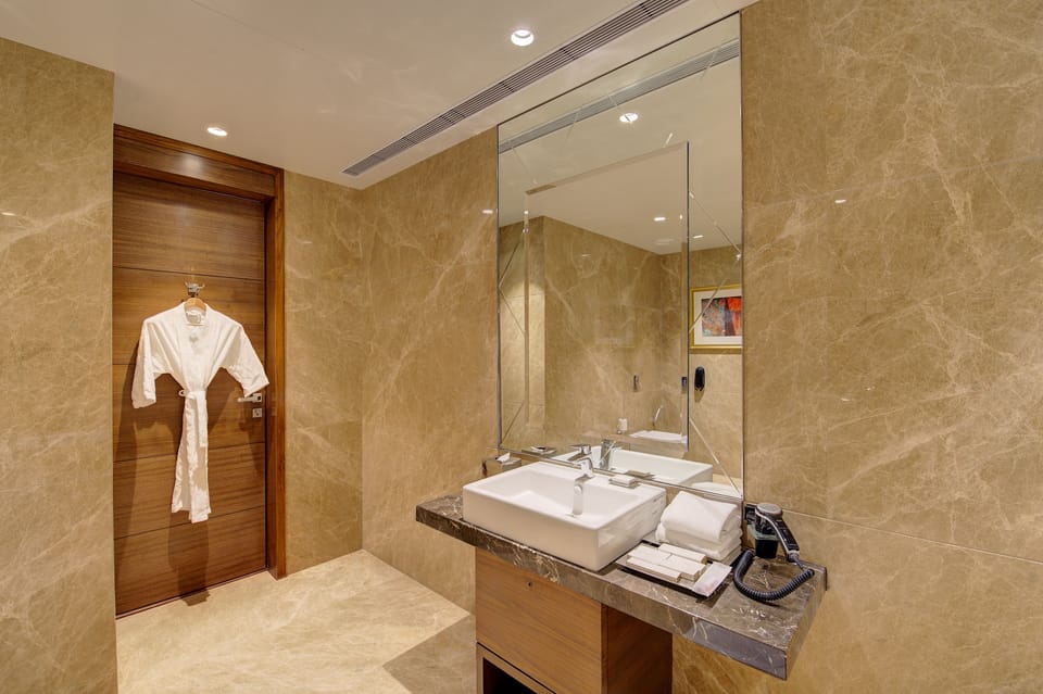 Presidential Suite | Bathroom | Shower, rainfall showerhead, free toiletries, towels
