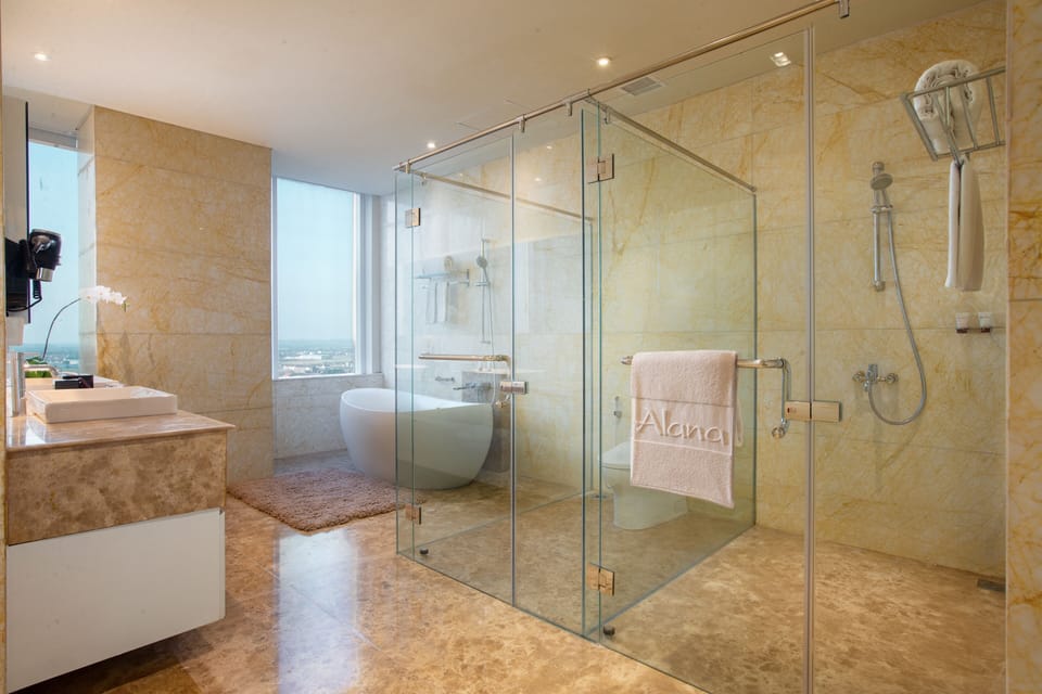 Presidential Suite | Bathroom | Free toiletries, hair dryer, bathrobes, slippers