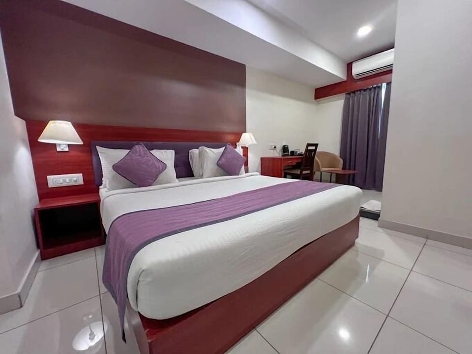 Deluxe Double Room | Living area | 80-cm flat-screen TV with cable channels