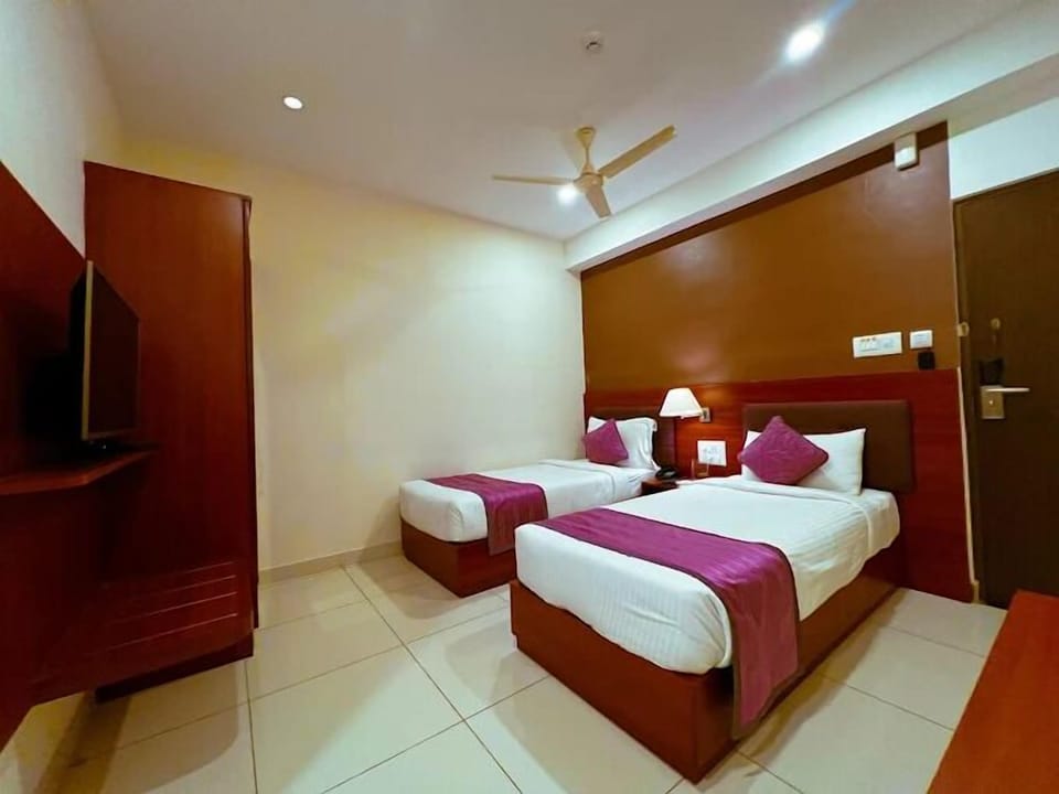 Deluxe Double or Twin Room | Desk, laptop workspace, soundproofing, free WiFi