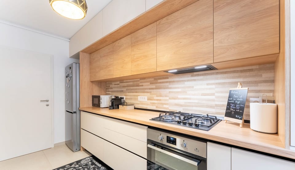 Deluxe Apartment, Balcony, Mountain View | Private kitchen | Fridge, microwave, oven, stovetop