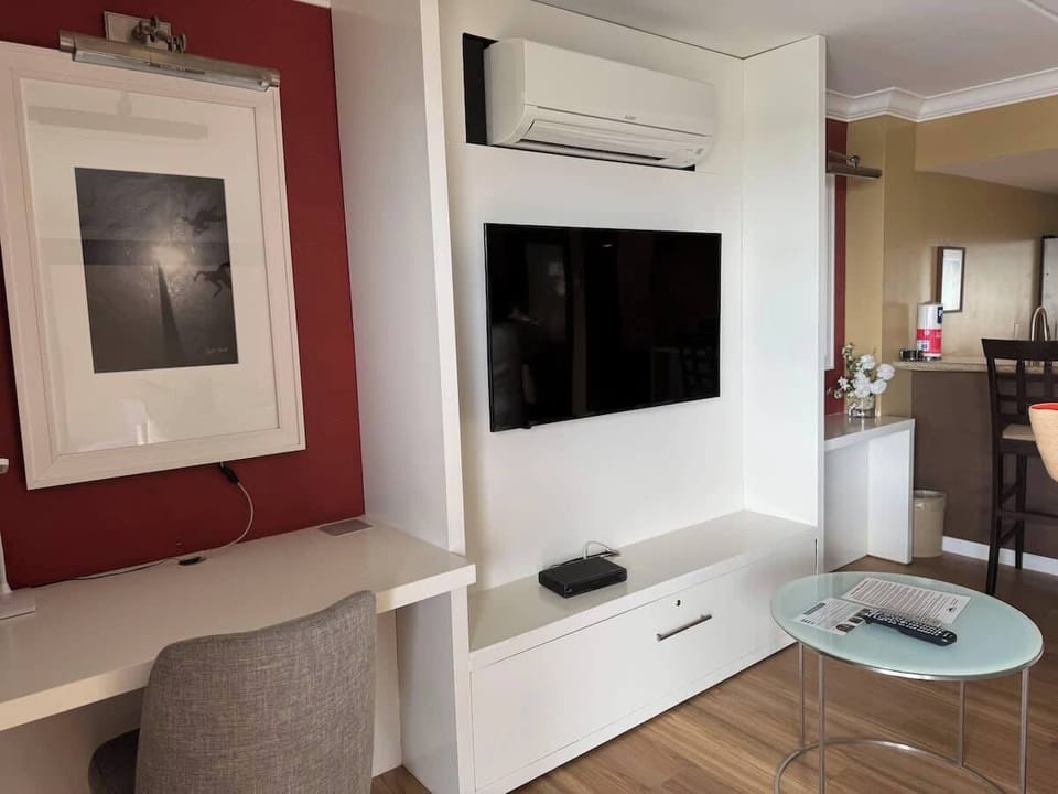 Tidy desk space to stay connected during your stay