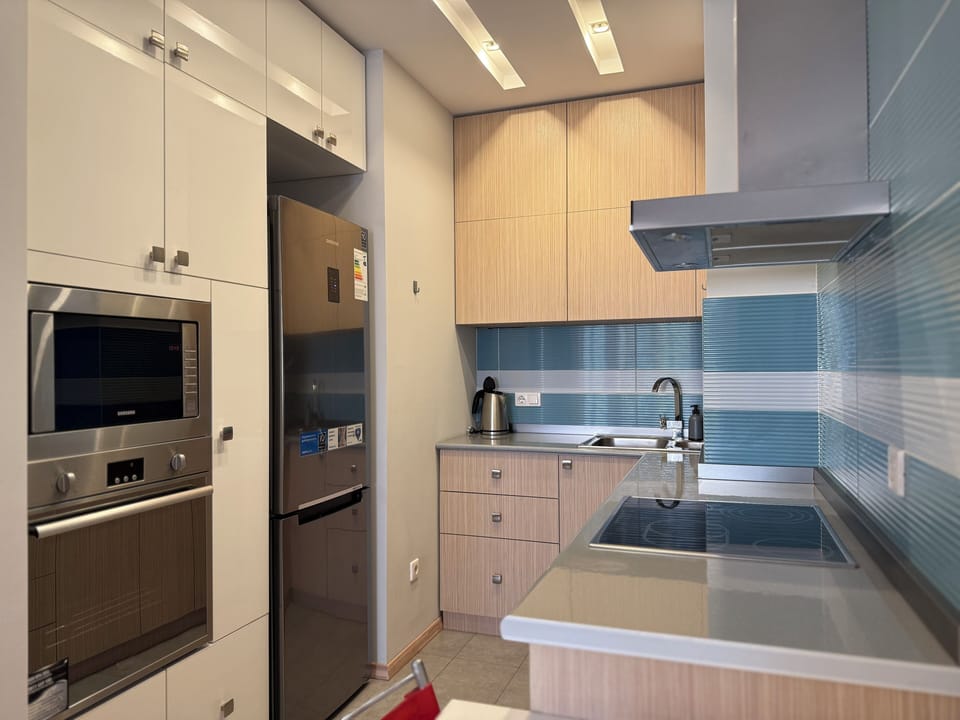 Deluxe Apartment, 2 Bedrooms, Balcony, Courtyard View | Private kitchen | Fridge, microwave, oven, stovetop