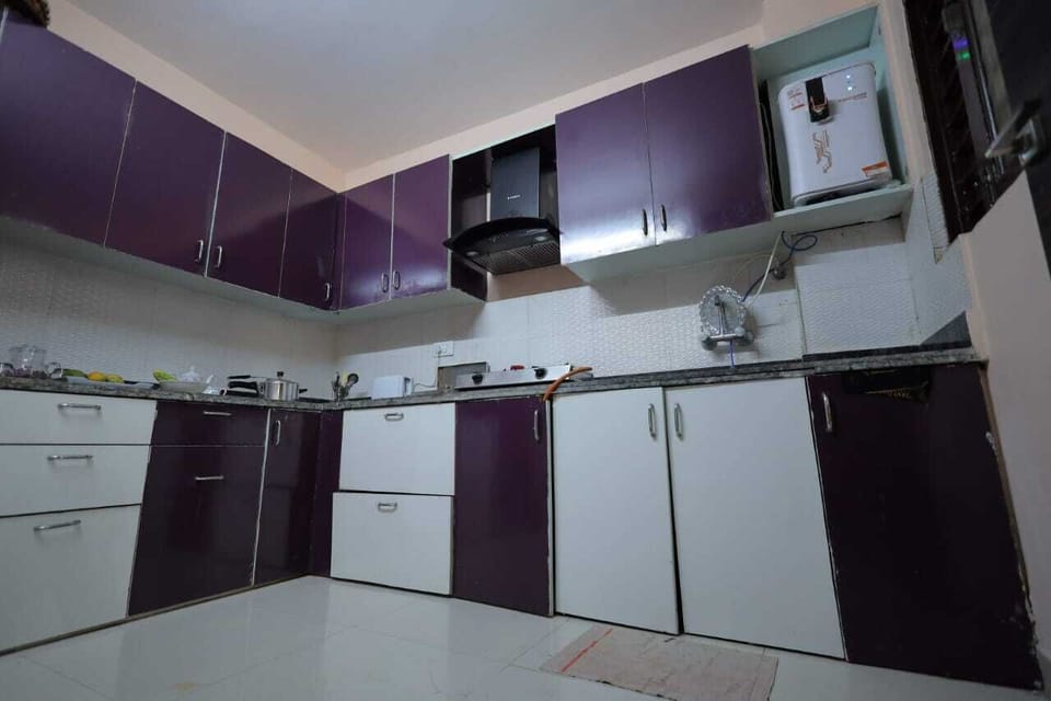 Full-size fridge, dishwasher, toaster, mixer