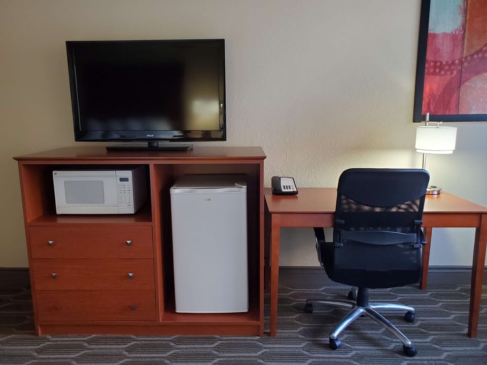 Premium bedding, in-room safe, desk, blackout drapes