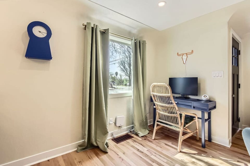 House 1: Workspace ready for hustle