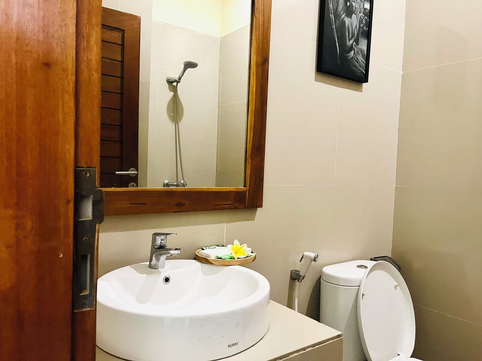Standard Room | Bathroom | Shower, free toiletries, bidet, towels