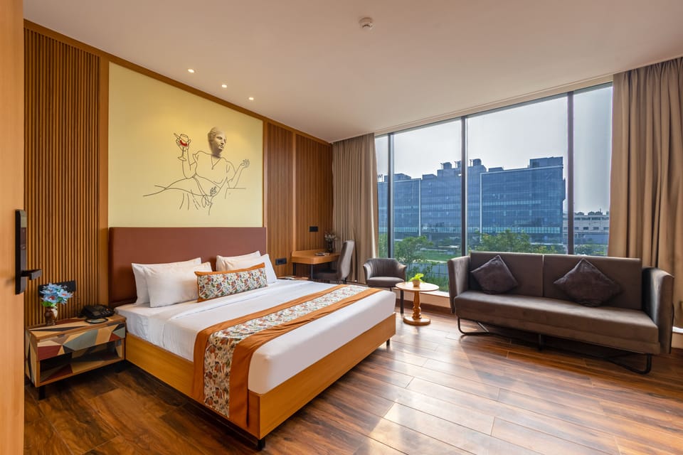Suite Room with City View and Pool Access | Egyptian cotton sheets, premium bedding, memory foam beds, in-room safe
