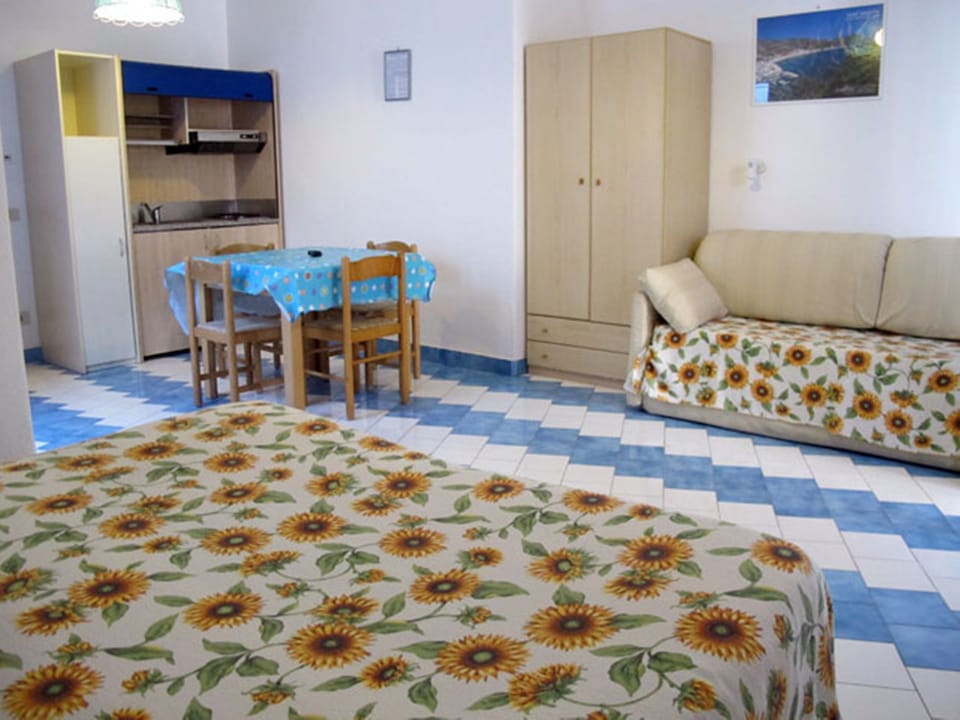 Standard Studio | In-room safe, desk, soundproofing, cribs/infant beds