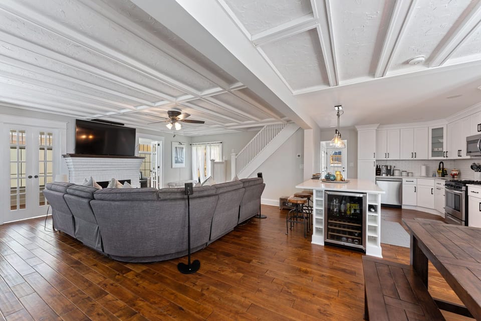 Enjoy beach-themed accents and an abundance of natural light that fills the space, creating a welcoming, sunny atmosphere. 