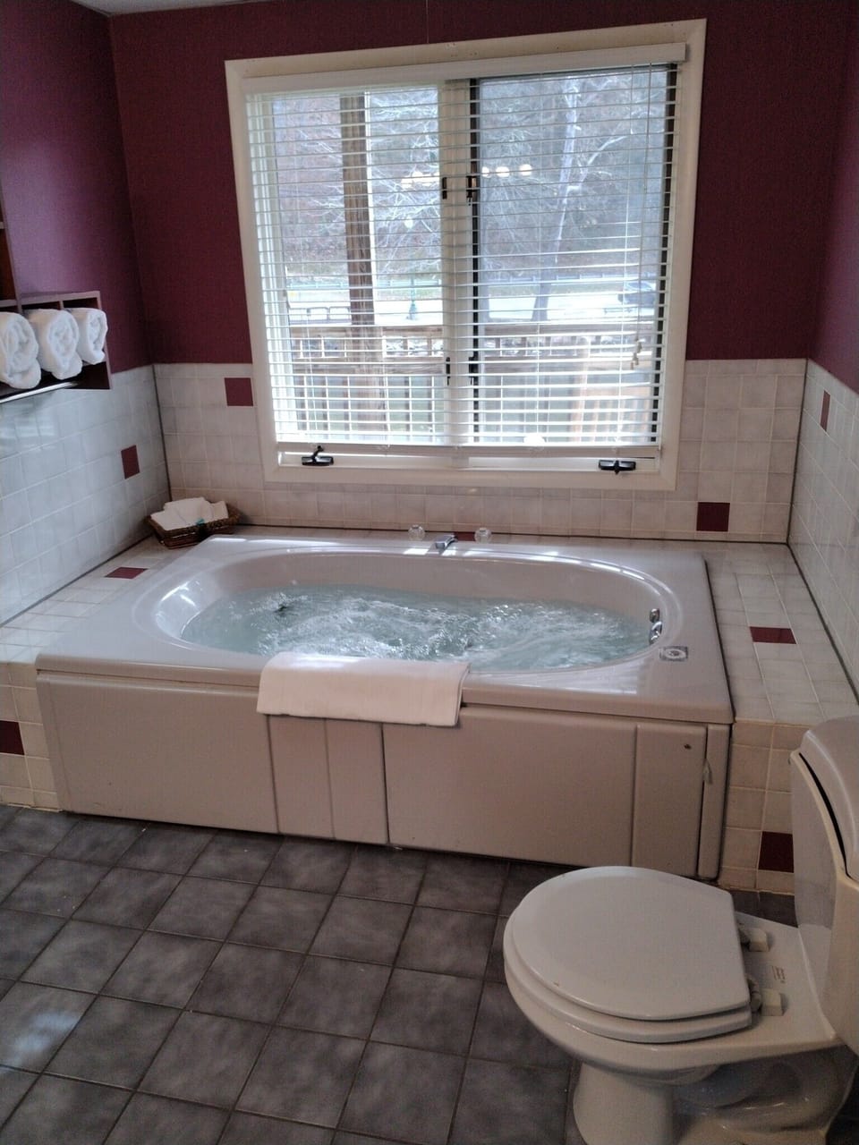 Comfort Single Room, 1 King Bed, Jetted Tub | Bathroom | Shower, hair dryer, towels