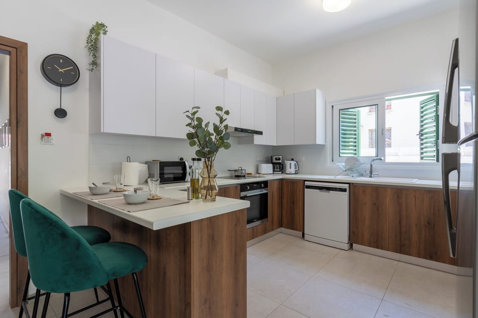 Apartment, 3 Bedrooms, Kitchen, City View | Private kitchen | Full-size fridge, microwave, oven, stovetop