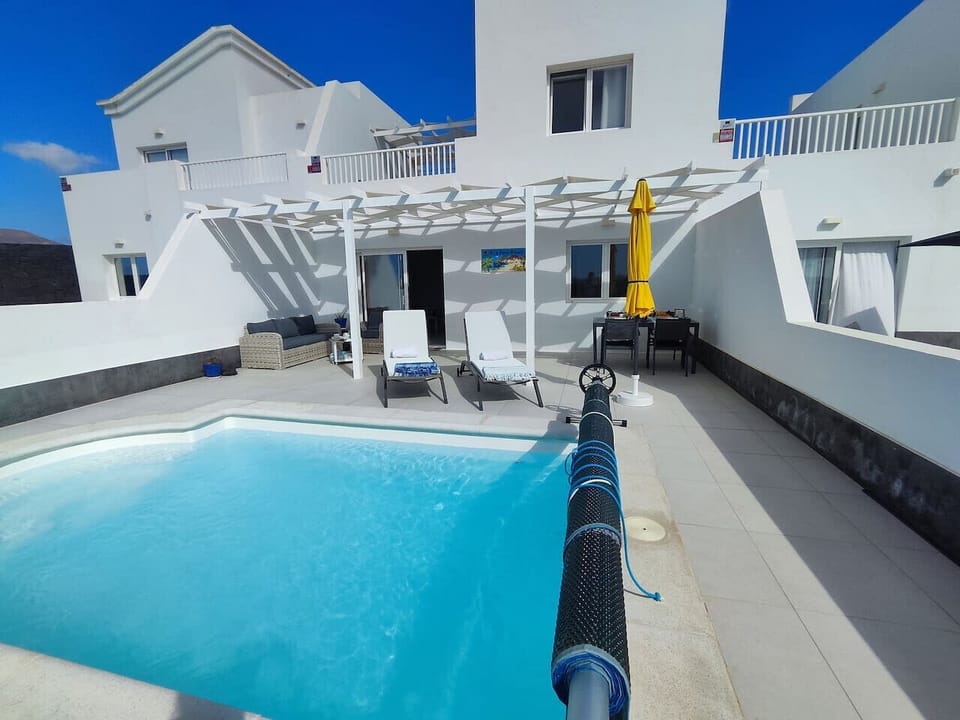 Piscina soleada al aire libre
