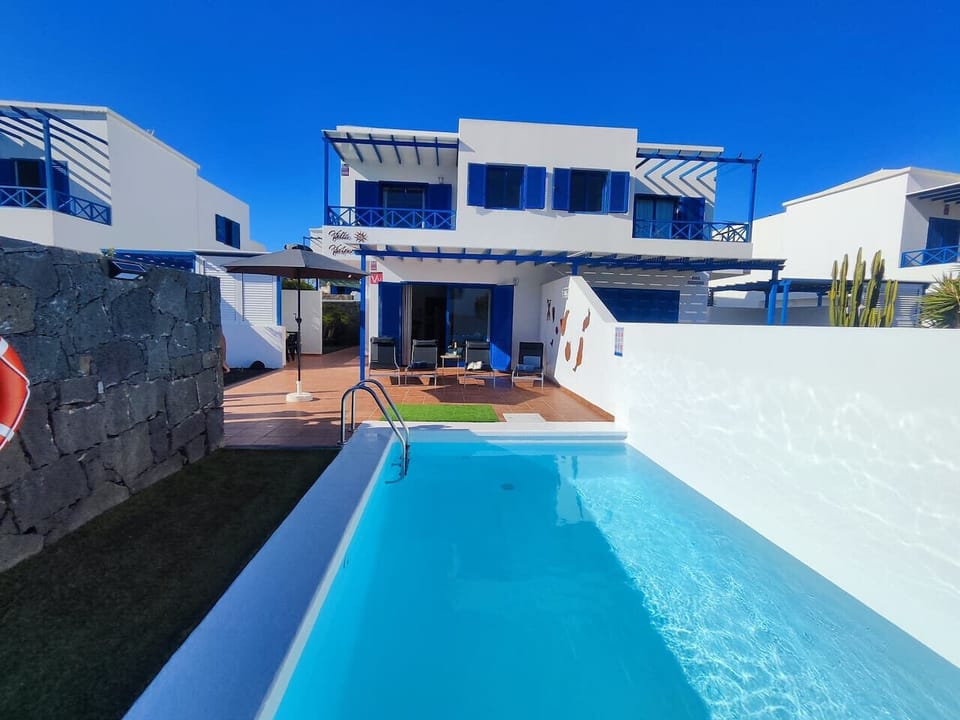 Vista de terraza y piscina climatizada todo el año